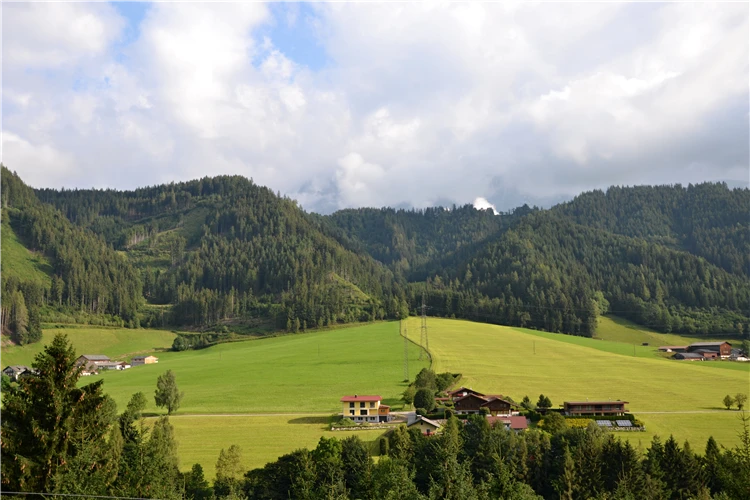 Letní pohled na alpskou krajinu v oblasti Dachsteinu | Ledovec Dachstein - pohodová letní turistika