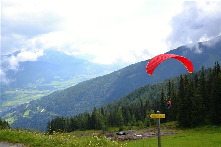 Alpská horská scenérie v okolí Dachsteinu v létě | Ledovec Dachstein - pohodová letní turistika