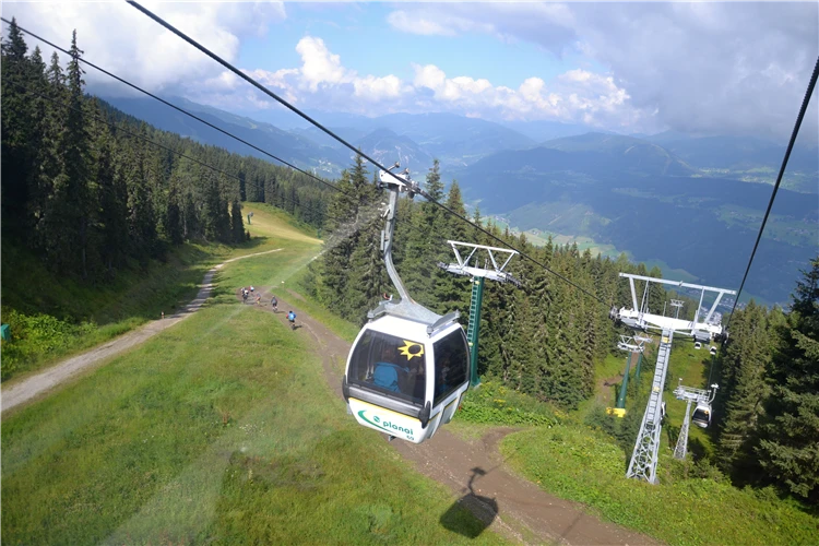 Letní turistika v horách v oblasti Dachstein, Rakousko | Ledovec Dachstein - pohodová letní turistika