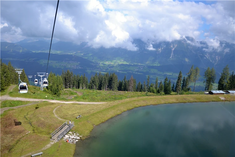 Výhled na alpské vrcholy při túře v oblasti Dachsteinu | Ledovec Dachstein - pohodová letní turistika