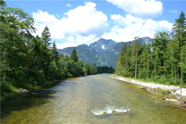 Turisté na horské stezce s alpským panoramatem | Ledovec Dachstein - pohodová letní turistika