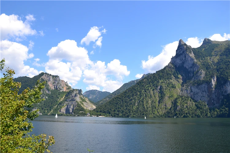Alpské hory a zeleň při letní túře u Dachsteinu | Ledovec Dachstein - pohodová letní turistika