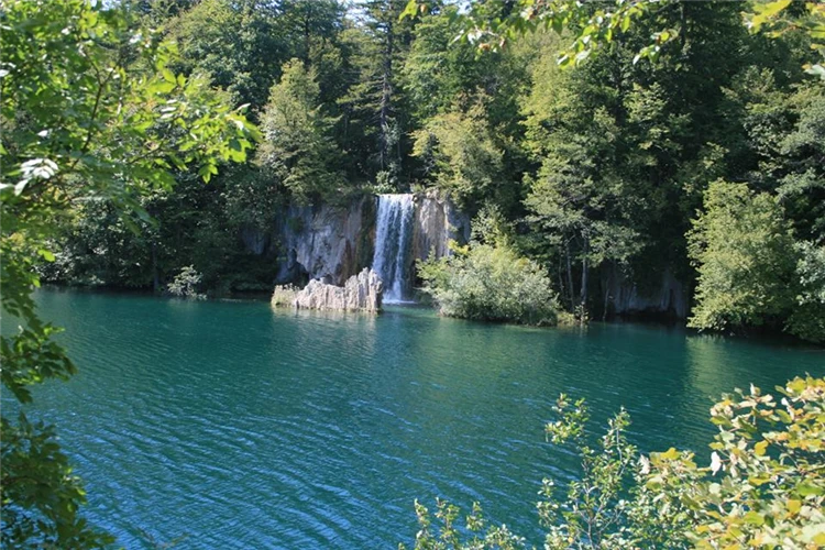 Turisté na lávkách nad jezerem v Národním parku Plitvice | Národní parky Chorvatska - Plitvice, Kornati a starobylý Zadar