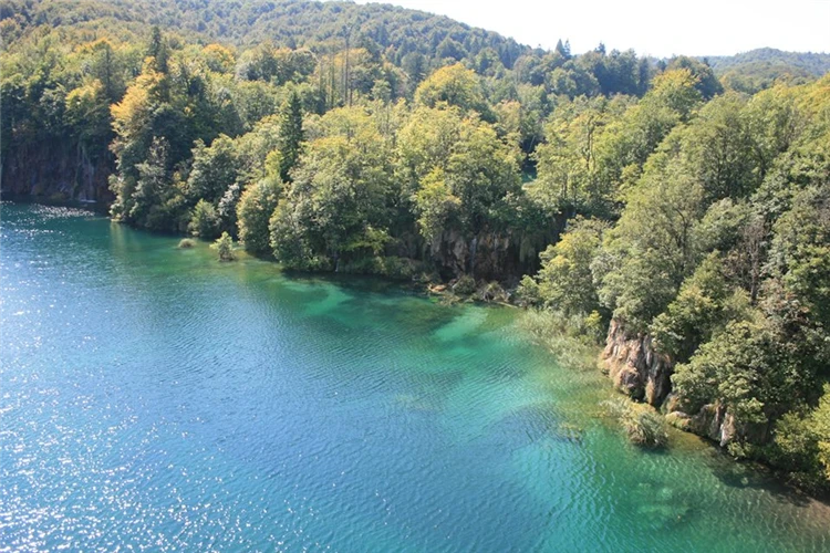 Vodopády mezi skalami v Národním parku Plitvice | Národní parky Chorvatska - Plitvice, Kornati a starobylý Zadar