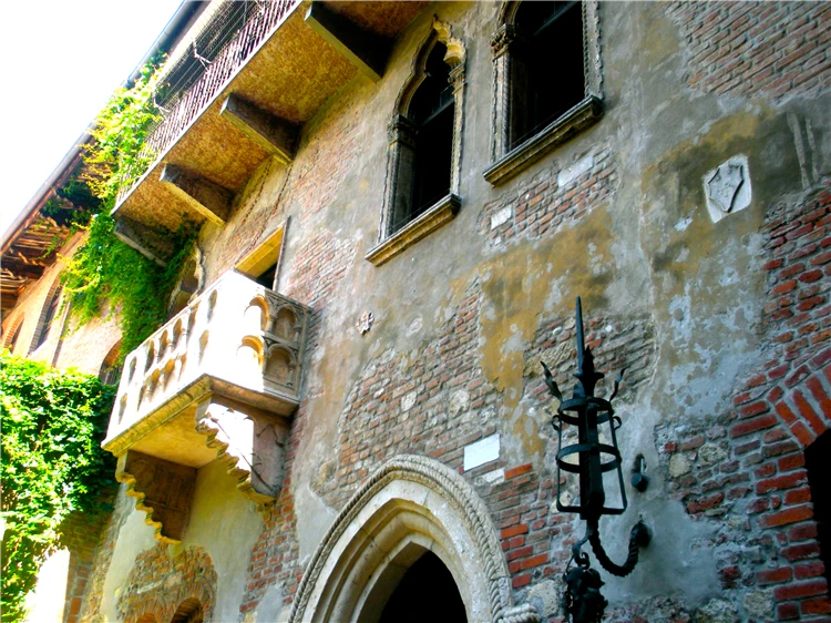 Dům Juliet ve Veroně s proslulým balkonem z Shakespearovy romance | Benátky, Verona, Florencie a Lago di Garda
