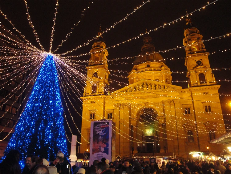 Adventní trh v Budapešti s vánočními světly a stánky | Advent v Budapešti a termály v Györu