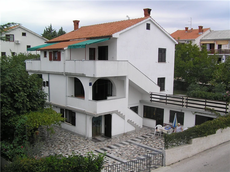 Exteriér apartmánového domu Žarko na ostrově Krk | Krk / Apartmánový dům Žarko