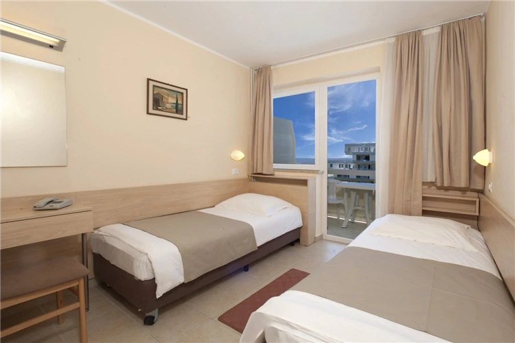 Hotel Delfin Poreč – celkový pohled na budovu u moře | Poreč / Hotel Delfin