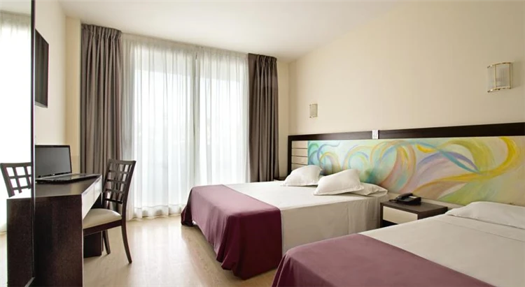 Pokój v hotelu Indalo Park s lůžky | Santa Susanna / Hotel Indalo Park