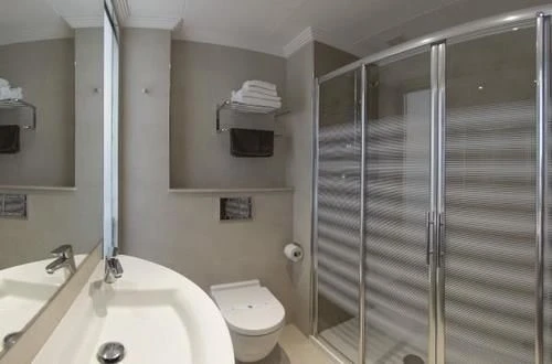 Koupelna s sprchovým koutem v hotelu Indalo Park | Santa Susanna / Hotel Indalo Park