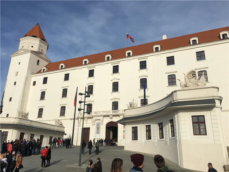 Pohled na adventní Bratislavu s vánočními světly | Předvánoční Bratislava