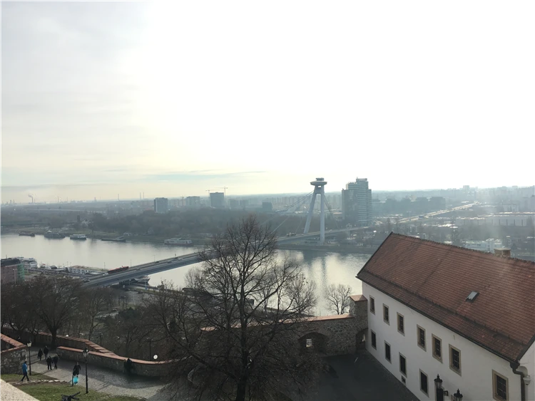 Bratislavský hrad osvětlený při adventním zájezdu | Předvánoční Bratislava