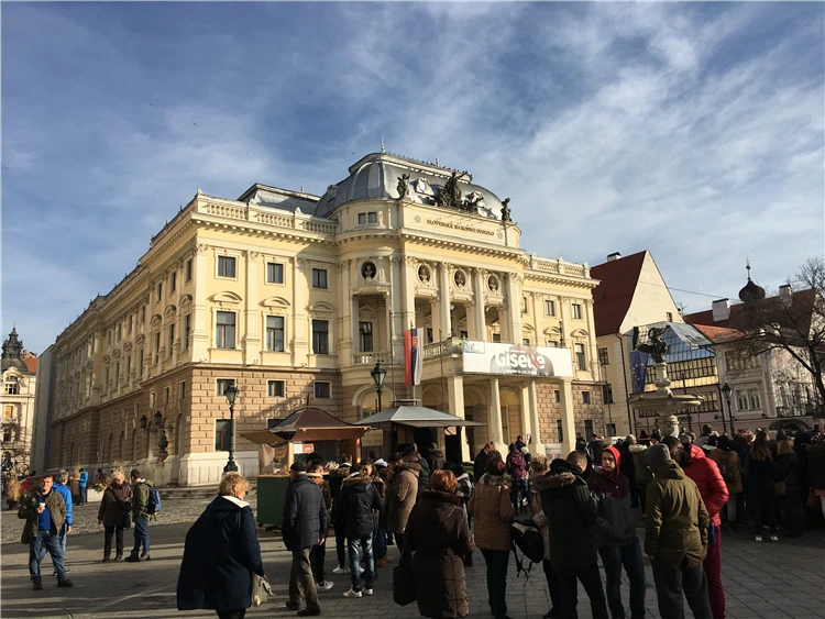 Vánoční trh v Bratislavě s dřevěnými stánky | Předvánoční Bratislava