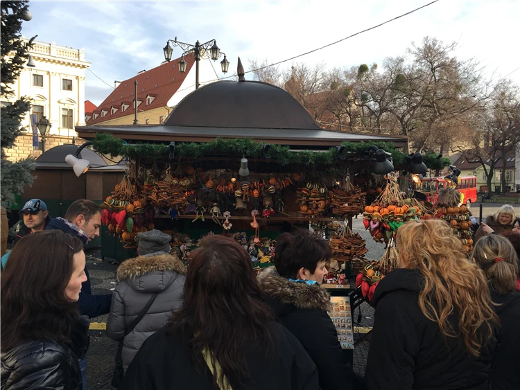 Návštěvníci procházejí vánočním trhem v Bratislavě | Předvánoční Bratislava