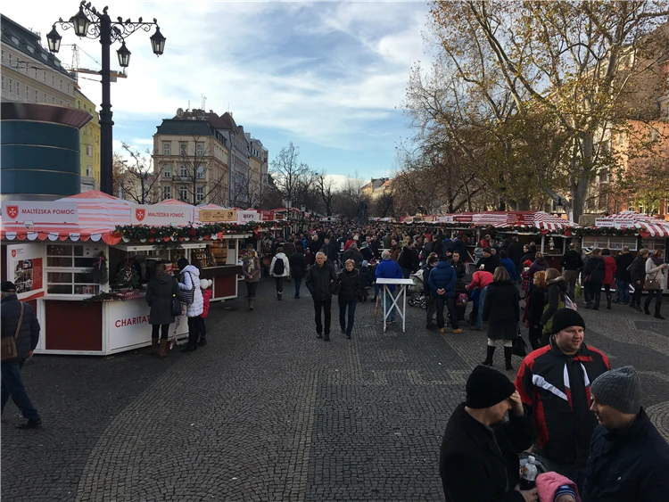Tradiční slovenské dobroty na vánočním trhu | Předvánoční Bratislava
