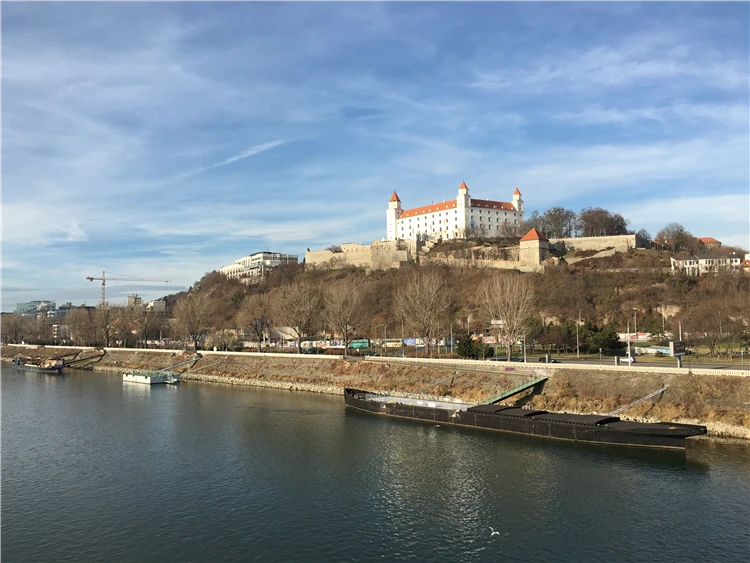 Pohled na slavnostně ozdobené centrum Bratislavy | Předvánoční Bratislava