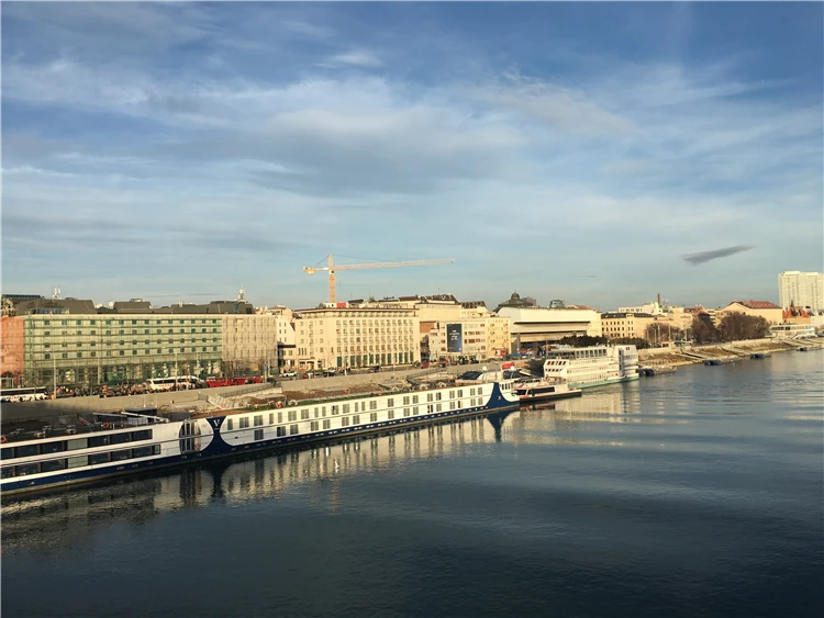 Turisté u vánočních stánků v Bratislavě | Předvánoční Bratislava
