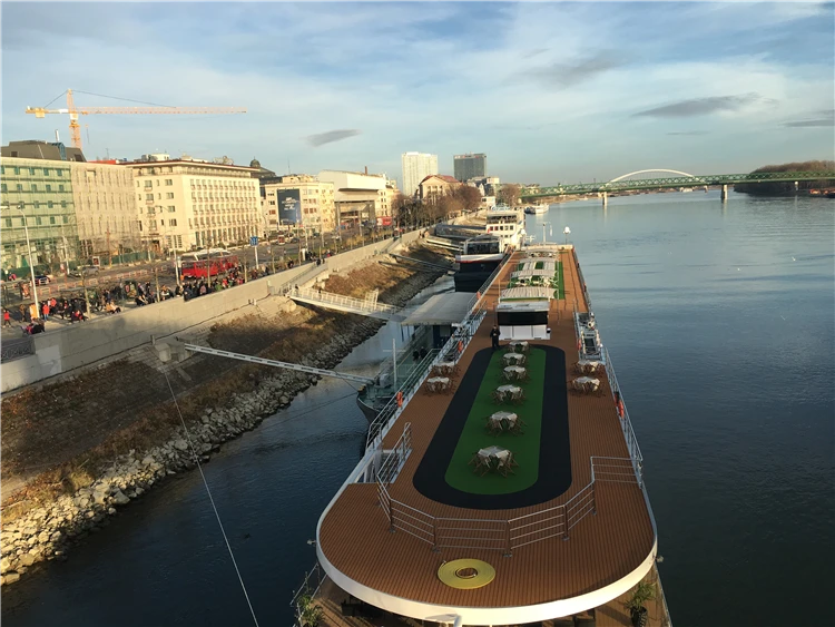 Tradiční řemeslné výrobky na vánočním trhu v Bratislavě | Předvánoční Bratislava