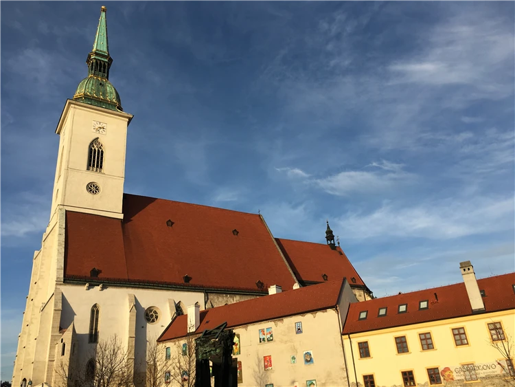 Lidé při prohlídce vánočního trhu v Bratislavě | Předvánoční Bratislava