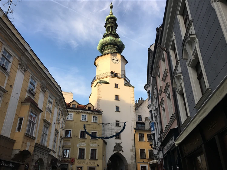 Stánky s vánočním punčem a jídlem v Bratislavě | Předvánoční Bratislava