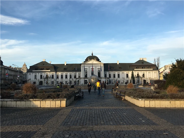Adventní trh v Bratislavě za soumraku | Předvánoční Bratislava