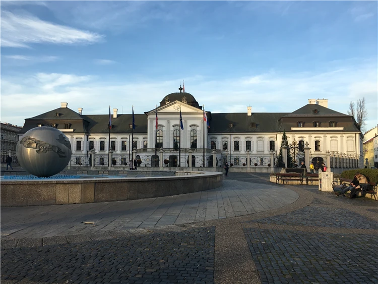 Návštěvníci vánočního trhu v centru Bratislavy | Předvánoční Bratislava