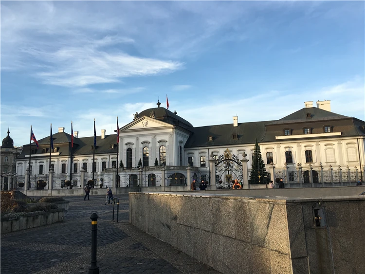 Vánoční světla a ozdoby na trhu v Bratislavě | Předvánoční Bratislava