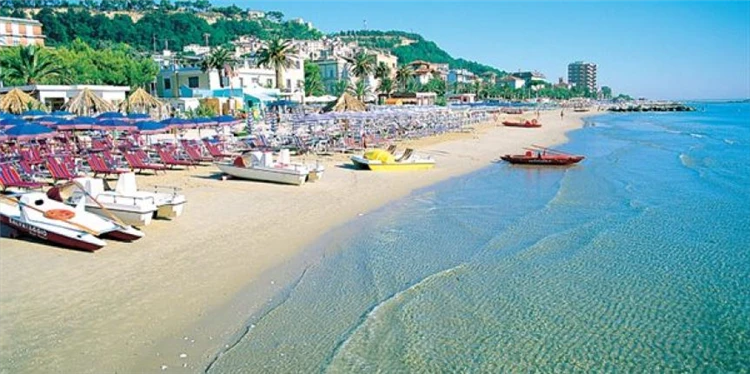 Přímořský resort Martinsicuro na Jadranu | Palmová riviéra pro gurmány s koupáním