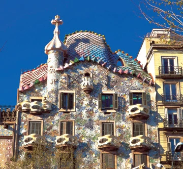 Barevné detaily střechy Casa Batlló od Gaudího | Poklady Španělského kulturního dědictví UNESCO