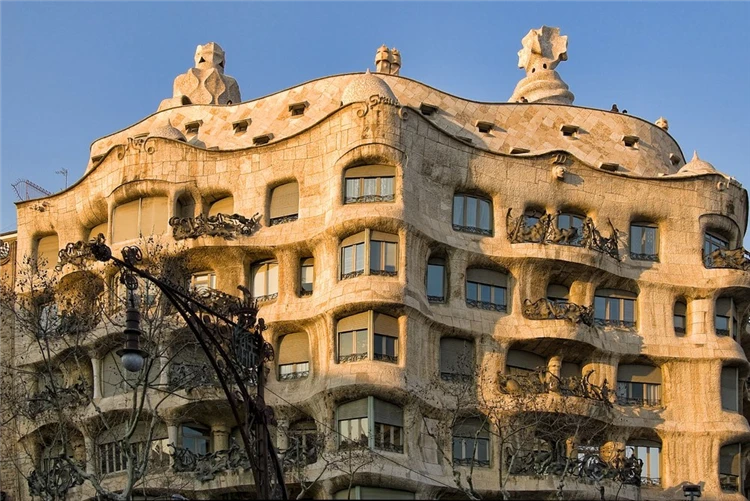 Gaudího architektura v Barceloně – pohled na budovu | Poklady Španělského kulturního dědictví UNESCO