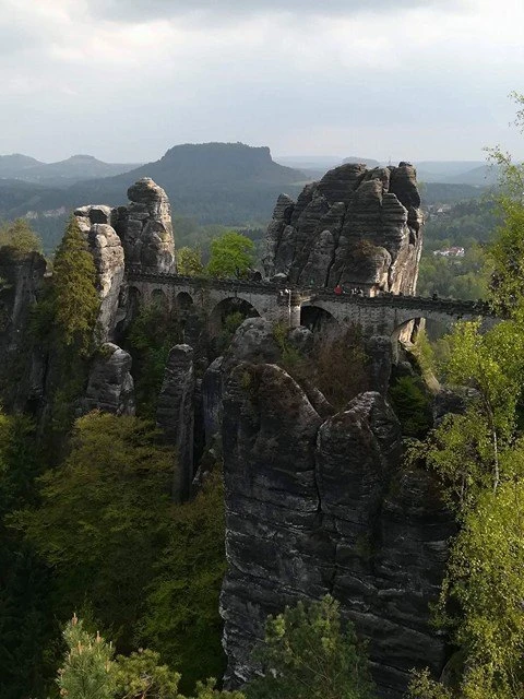 Skalní vyhlídka Bastei nad údolím Labe v Sasku | Českosaské Švýcarsko s výletem do Drážďan