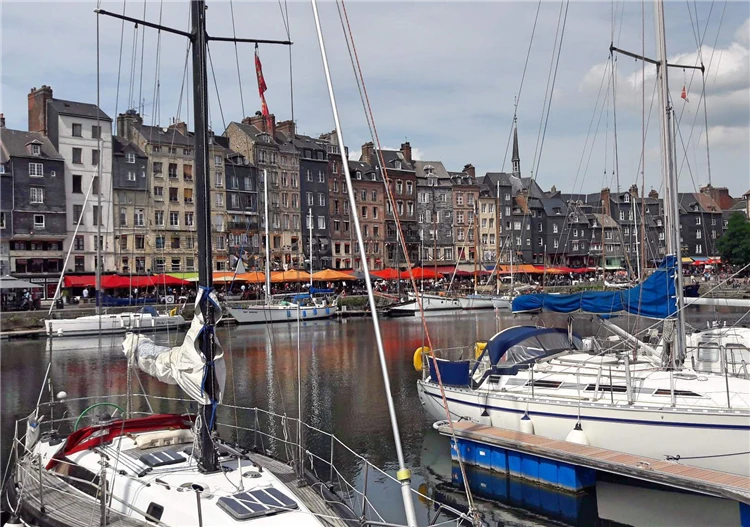 Přístav Honfleur s typickými domy na nábřeží | Tajuplná Bretaň a drsná krása Normandie