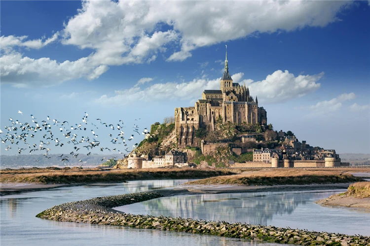 Mont-Saint-Michel obklopený mořem za přílivu | Tajuplná Bretaň a drsná krása Normandie
