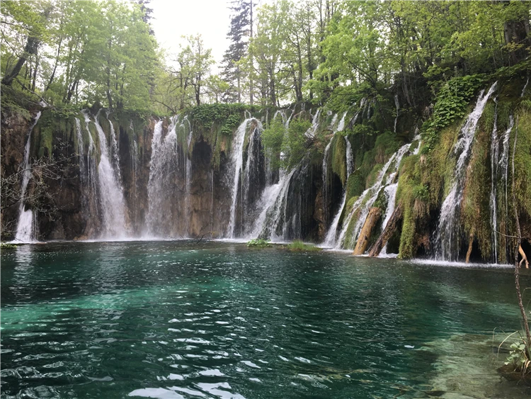 Výhled na kaskády vodopádů v Plitvických jezerech | Národní parky Chorvatska - Plitvice, Kornati a starobylý Zadar