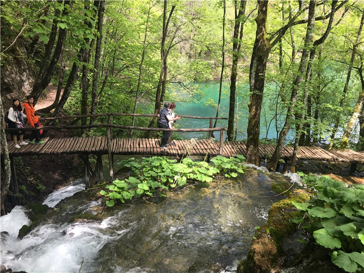 Skalnatá krajina a jezera Národního parku Plitvice | Národní parky Chorvatska - Plitvice, Kornati a starobylý Zadar