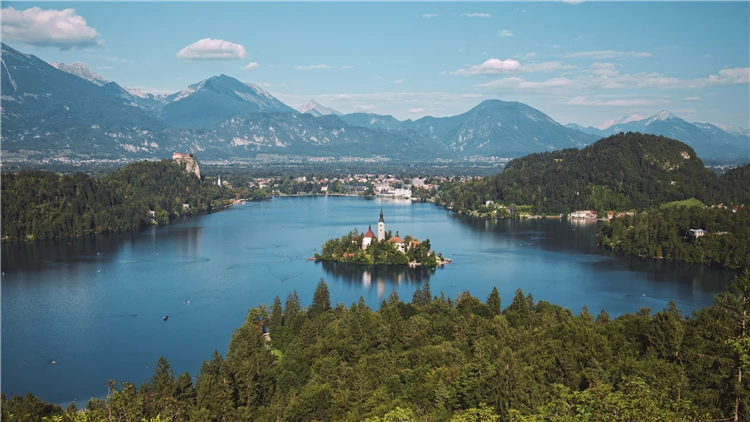 Pohled na jezero Bled s ostrovním kostelíkem a hradem nad útesy | Slovinsko - krajem ledovcových jezer až k rozpálenému Jadranu