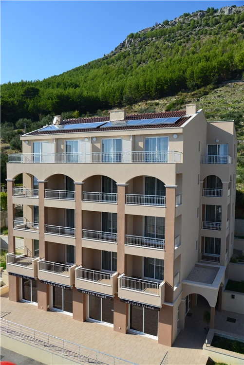 Exteriér hotelu Palace v Drveniku s výhledem na moře | Drvenik / Hotel Palace