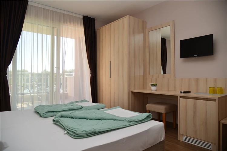 Hotelový bazén Hotel Palace s lehátky u moře | Drvenik / Hotel Palace