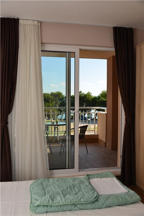 Pokoj hotelu Palace v Drveniku s výhledem na Jadran | Drvenik / Hotel Palace