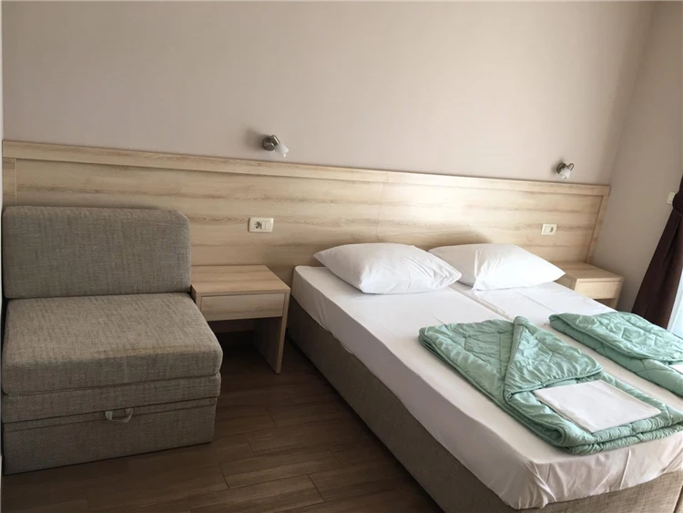 Pobřeží a okolí hotelu Palace v Drveniku za slunečného dne | Drvenik / Hotel Palace
