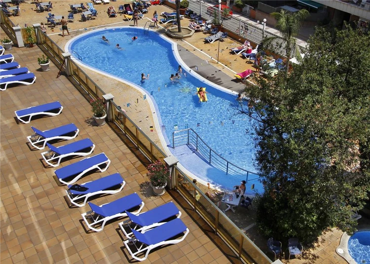 Bazén s lehátky v hotelu Bon Repos | Calella / Hotel Bon Repos