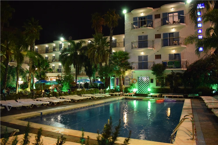 Venkovní prostory hotelu HTop Planamar | Malgrat de Mar / HTop Hotel Planamar
