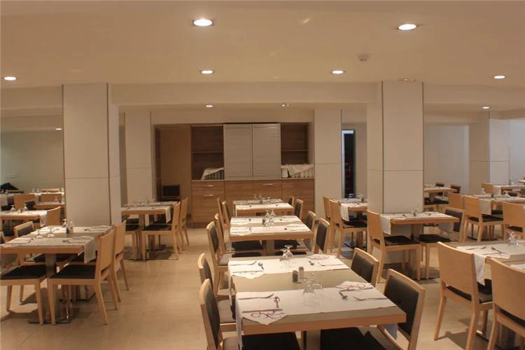 Restaurace Hotel Riviera s prostorným jídelním sálem | Santa Susanna / Hotel Riviera