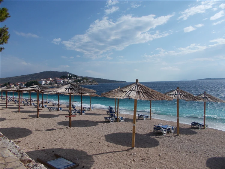 Hotelový areál Zora – pohled na budovy a okolí | Primošten / Hotel Zora