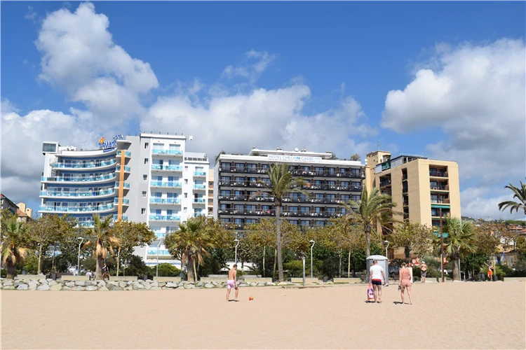 Pohled na hotel Checkin Garbí v Calelle | Calella / Hotel Checkin Garbí