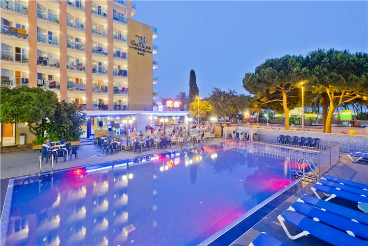Lehátka u bazénu hotelu Alegria Cartago Nova | Malgrat de Mar / Hotel Alegria Cartago Nova