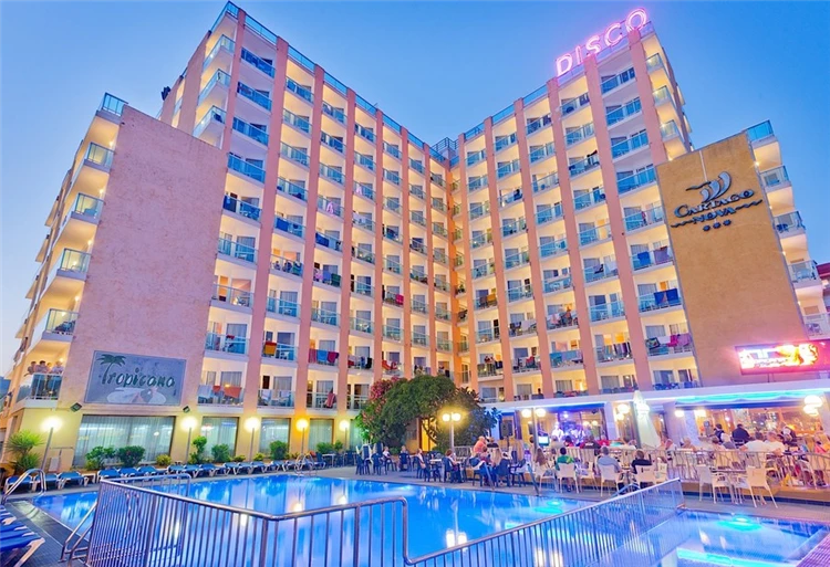 Bazén s lehátky hotelu Alegria Cartago Nova | Malgrat de Mar / Hotel Alegria Cartago Nova