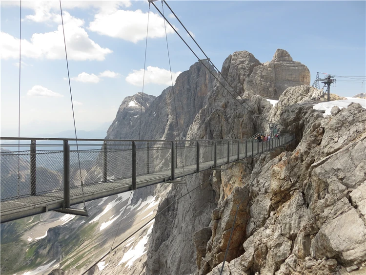 Alpské jezero s odrazem hor ve vodě | Ledovec Dachstein - pohodová letní turistika