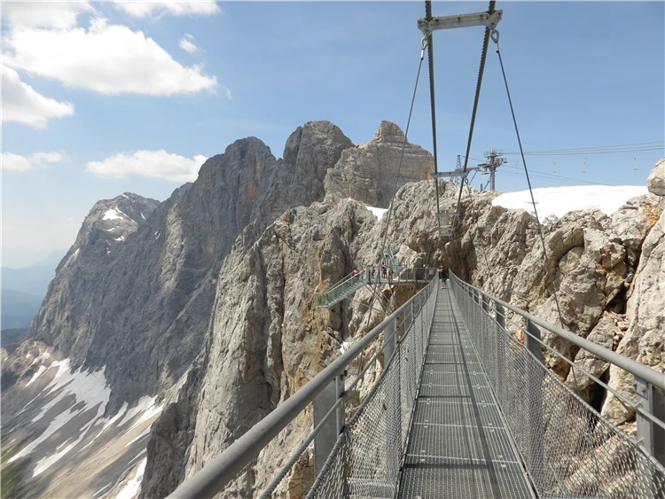 Horská stezka s alpskými loukami v oblasti Dachsteinu | Ledovec Dachstein - pohodová letní turistika
