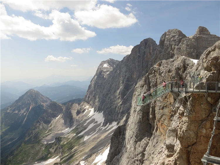 Letní turistika v alpské krajině oblasti Dachstein | Ledovec Dachstein - pohodová letní turistika